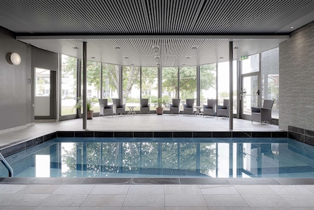 Indoor pool, sun loungers