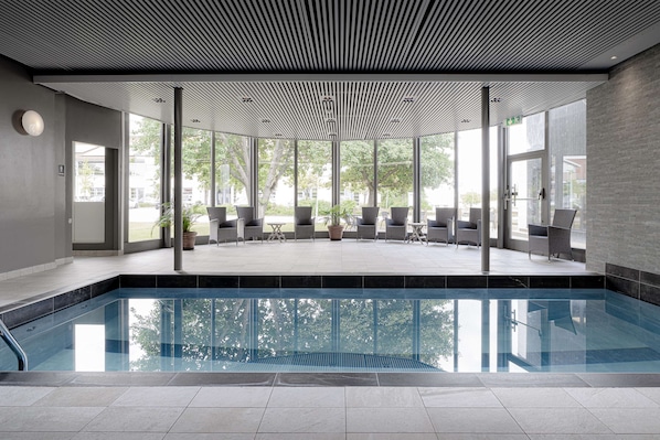 Indoor pool, sun loungers