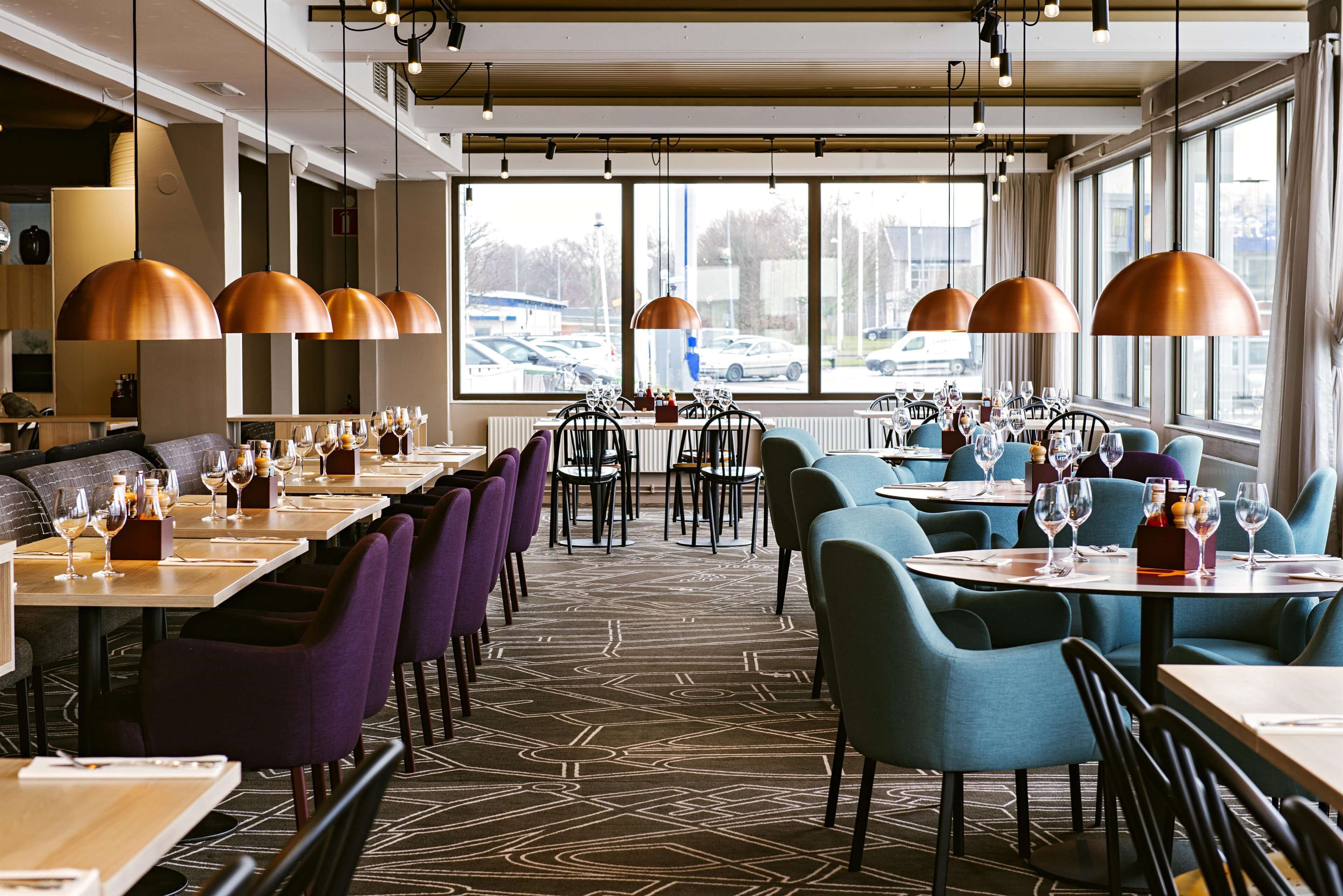 Serveert ontbijt, lunch, diner, lokale gerechten 