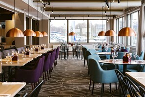 Serveert ontbijt, lunch, diner, lokale gerechten 