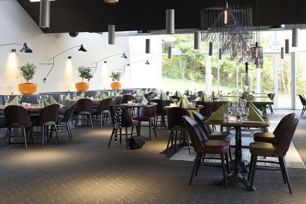Serveert ontbijt, lunch, diner, tuinzicht
