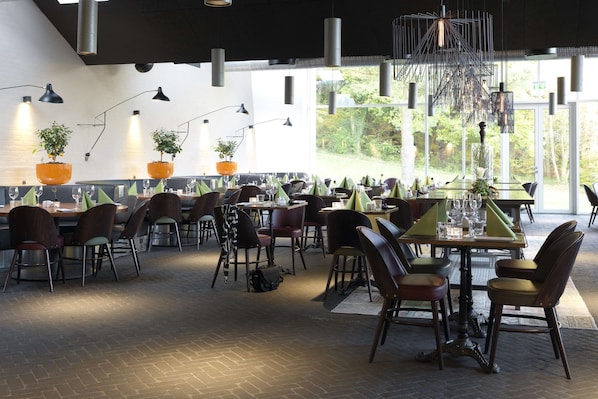 Serveert ontbijt, lunch, diner, tuinzicht