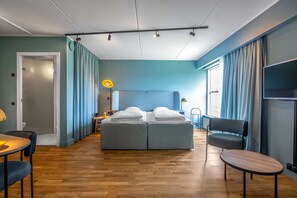 Suite (Master) | Caja de seguridad en la habitación y escritorio 