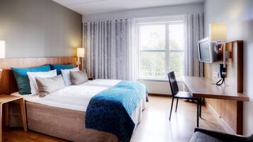 Standard-Zweibettzimmer | Zimmersafe, Schreibtisch, laptopgeeigneter Arbeitsplatz