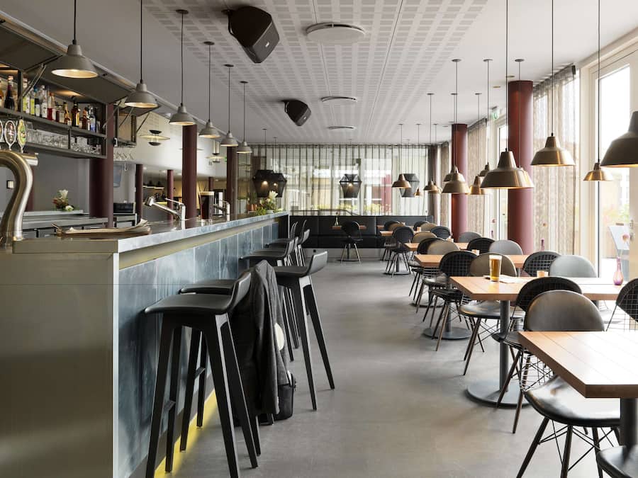 Serverer lunsj og middag