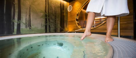 Indoor spa tub