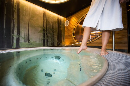 Indoor spa tub