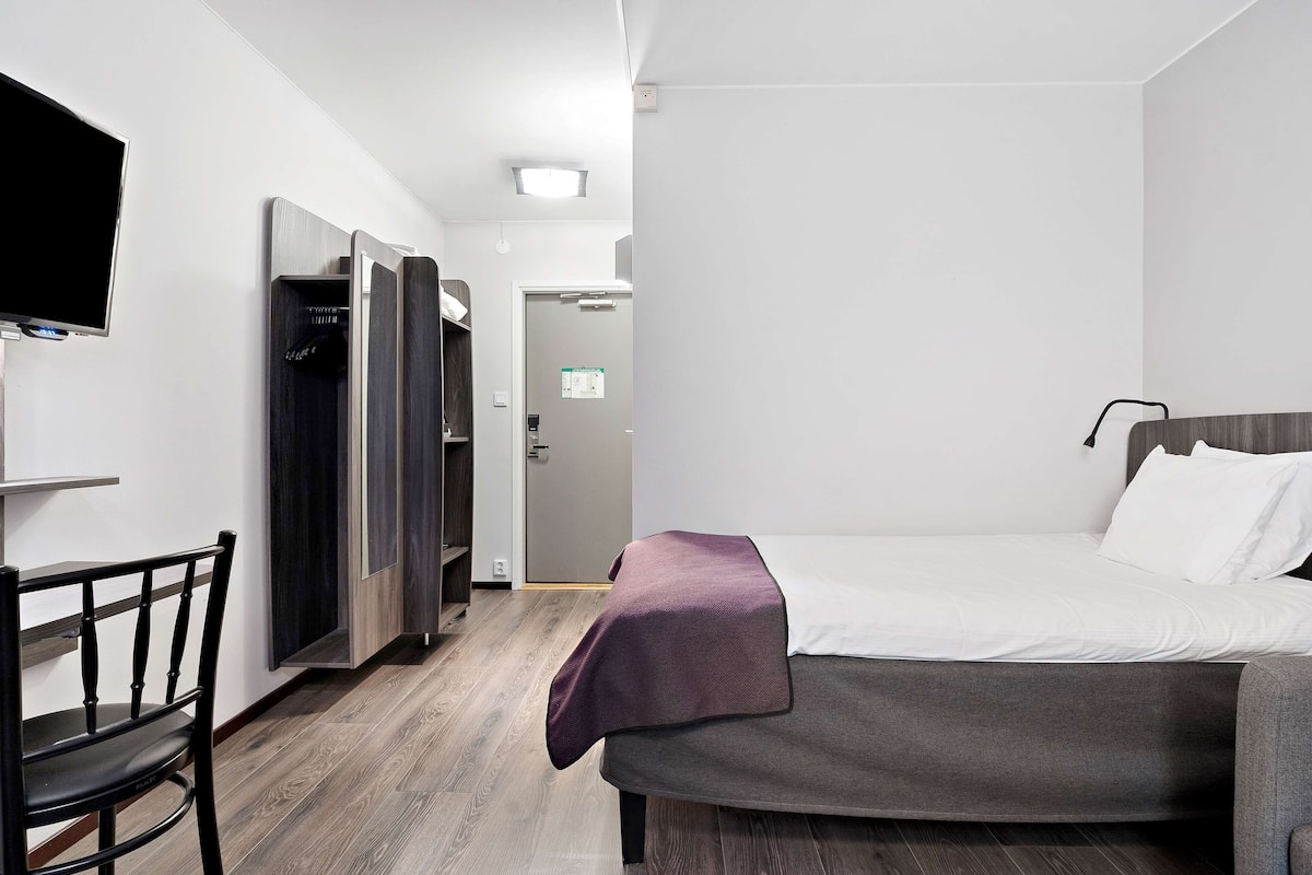 1 habitación, cubrecamas, decoración personalizada y escritorio