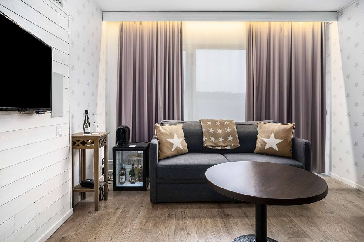 suite, 1 king bed, non smoking (with sofabed) | 1 bedroom, down duvets, individually decorated, desk