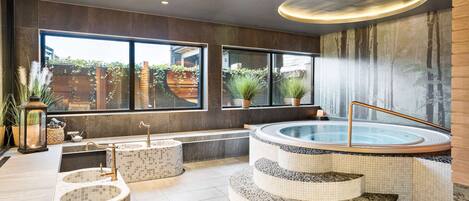 Sauna, Whirlpool, Dampfbad, Körperbehandlungen, Warmsteinmassagen