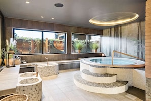 Sauna, spa, bain de vapeur, soins du corps, massage aux pierres chaudes