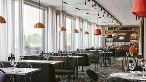 Phục vụ bữa sáng, bữa trưa và bữa tối