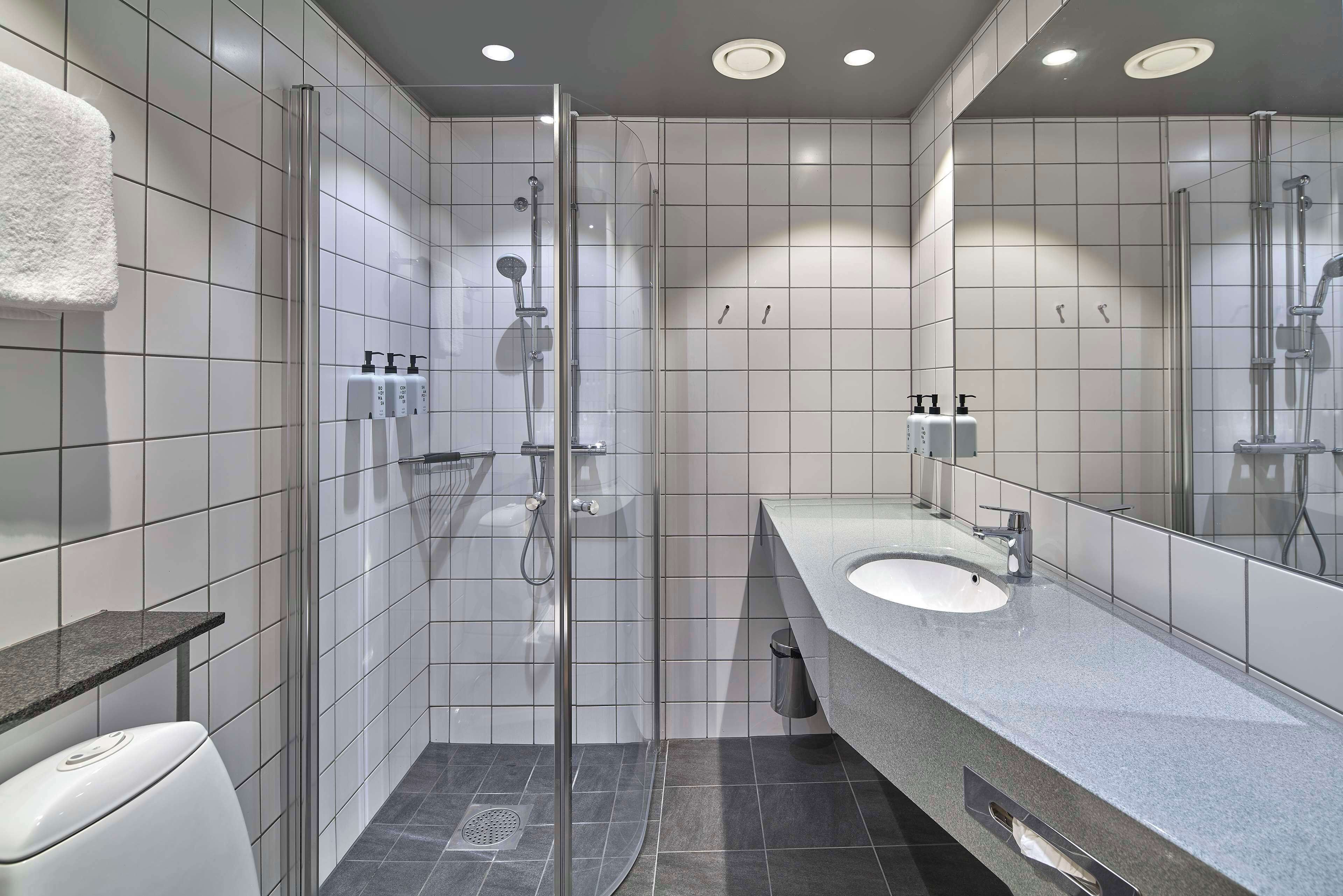 combined shower/bathtub, hair dryer, towels