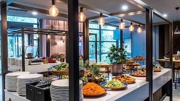 Breakfast and lunch served