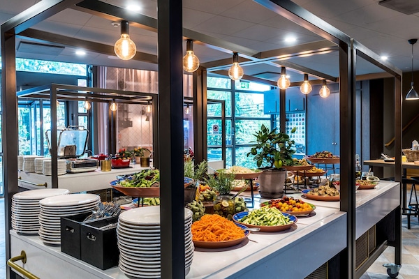 Serveert ontbijt en lunch