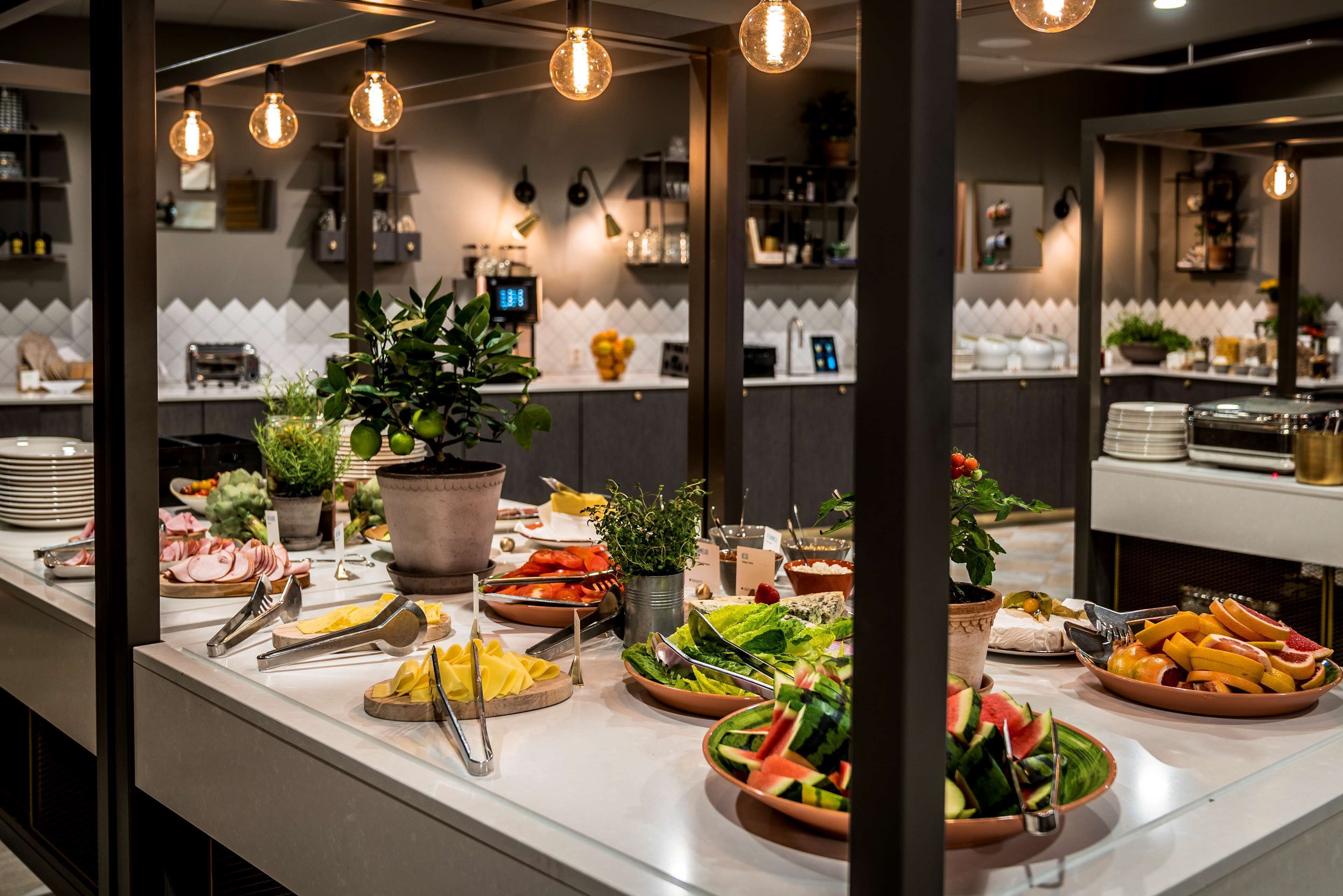 بوفيه فطور يوميًا بتكلفة قدرها (179 SEK للشخص)