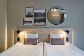 Twin kamer | Een bureau, geluiddichte muren, een strijkplank/strijkijzer