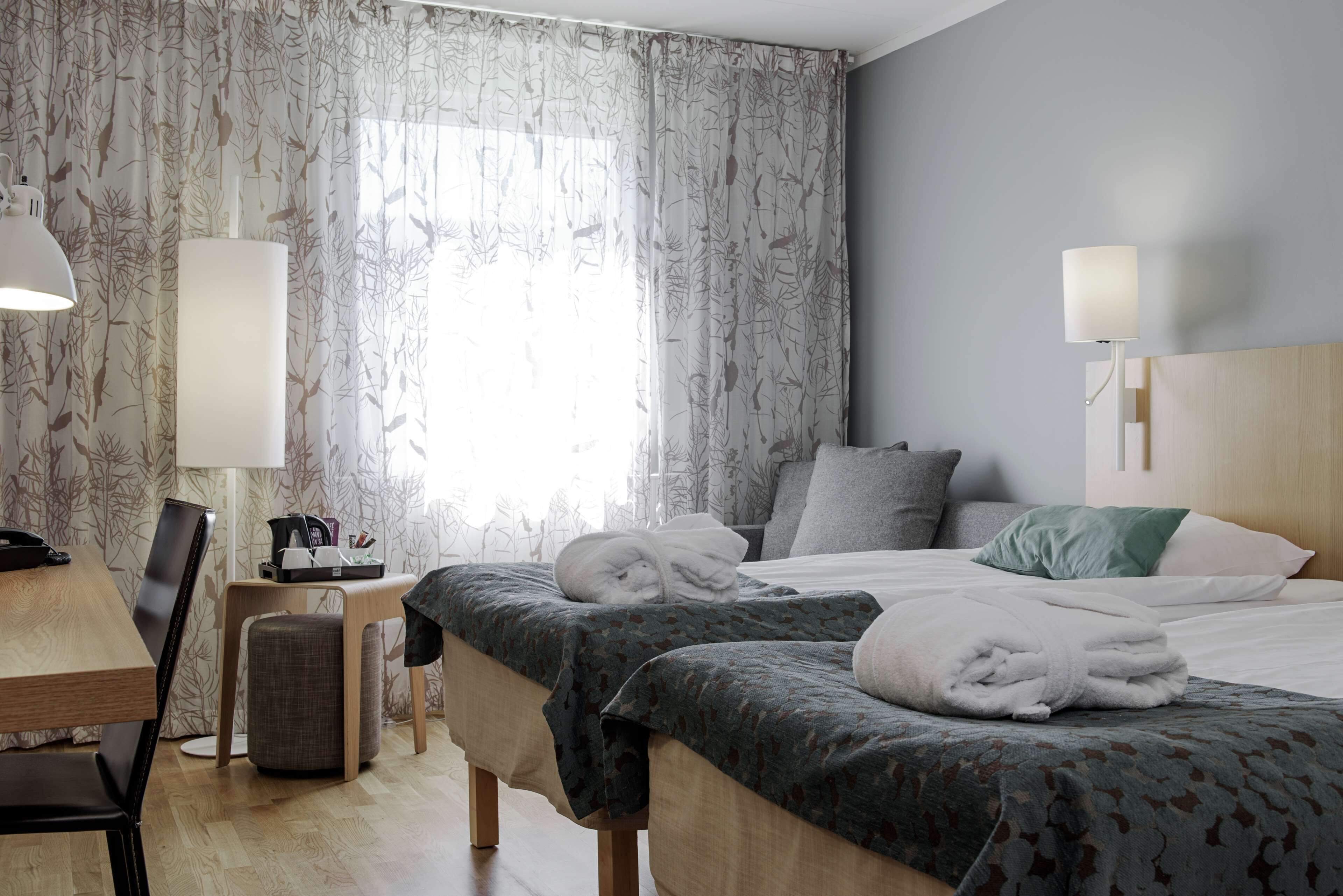 Bureau, espace de travail pour ordinateur portable, rideaux occultants