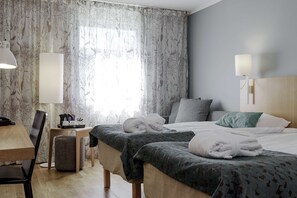 Desk, laptop workspace, blackout curtains, iron/ironing board - Scandic Segevång (Malmö)