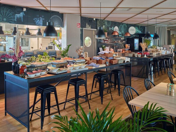 Free daily buffet breakfast