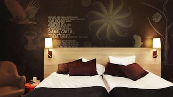 Room, 1 Queen Bed | Desk, free cribs/infant beds, rollaway beds, free WiFi