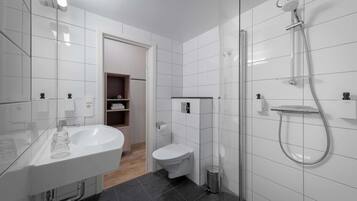 Articles de toilette gratuits, sĂšche-cheveux, serviettes fournies