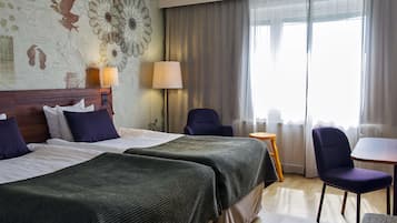 Habitación estándar con 2 camas individuales | Escritorio, cortinas opacas, tabla de planchar con plancha