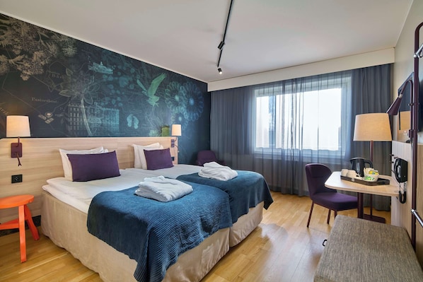 Tomannsrom – superior | Skrivebord, blendingsgardiner og strykejern/-brett