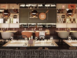 Se sirven desayunos y cenas, cocina internacional