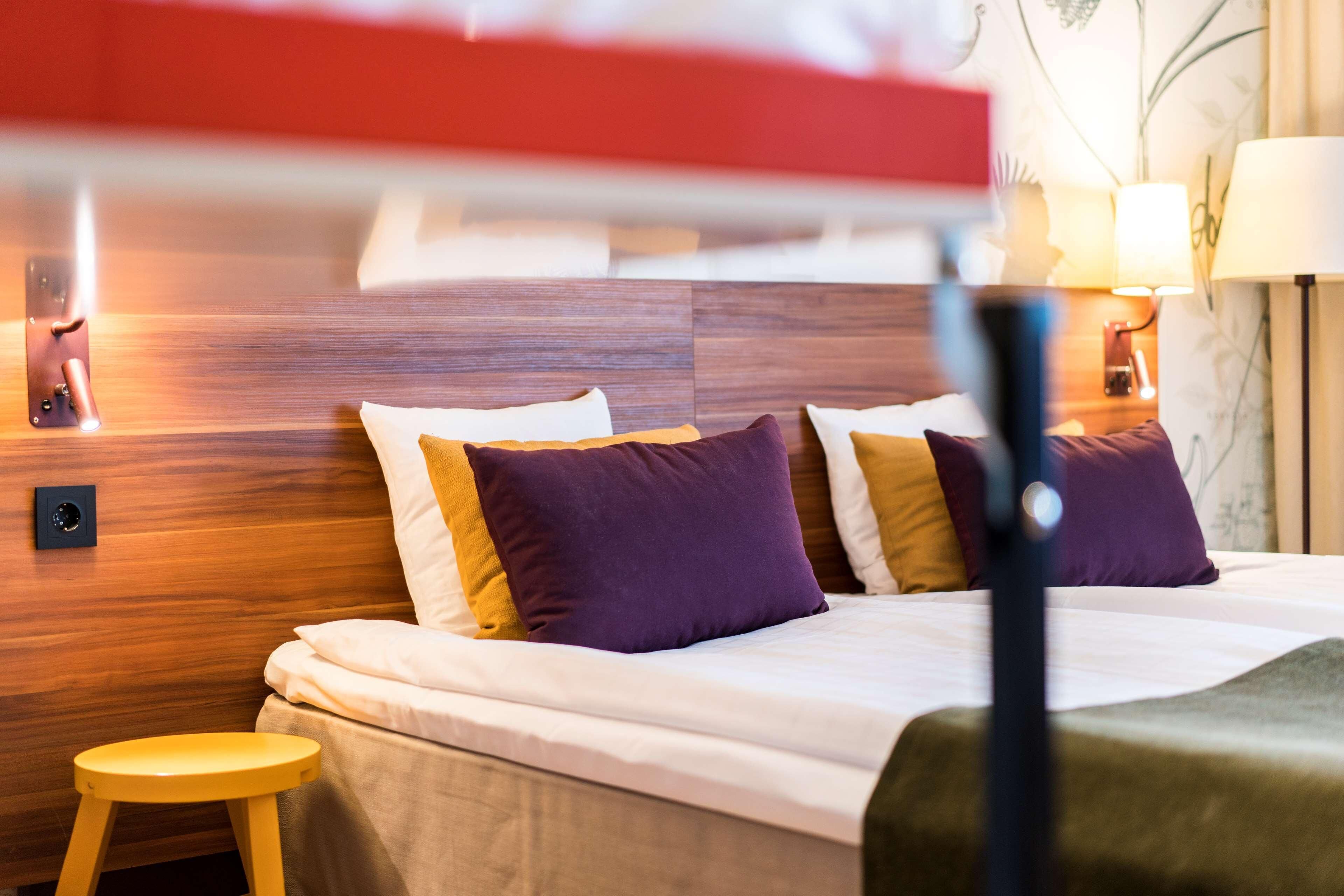 Escritorio, wifi gratis y ropa de cama 