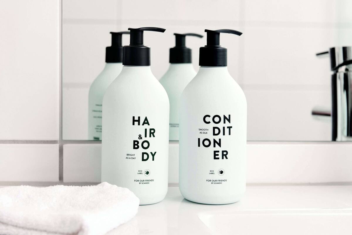 junior suite | bathroom | free toiletries, towels