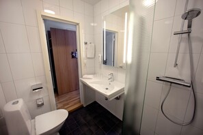 Dusj, toalettartikler (inkludert), hårføner og håndklær