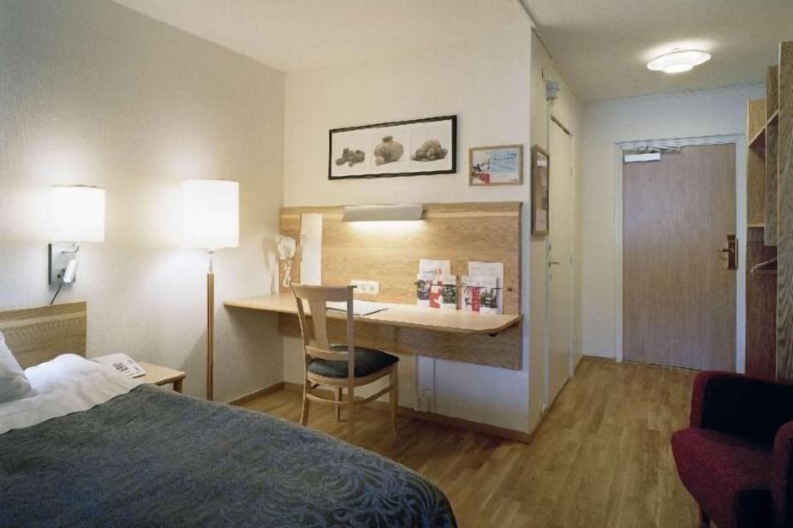 Rideaux occultants, fer et planche à repasser, Wi-Fi gratuit