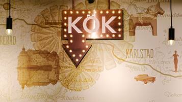 A wall with a map and a sign that reads "KÖK".