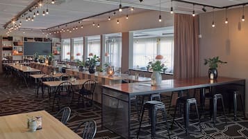 Der serveres morgenmad, frokost, aftensmad og lokale retter