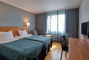 Escritorio, tabla de planchar con plancha, wifi gratis y ropa de cama 