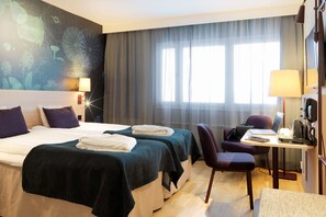 Bureau, espace de travail pour ordinateur portable, rideaux occultants