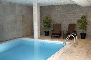 Una piscina cubierta