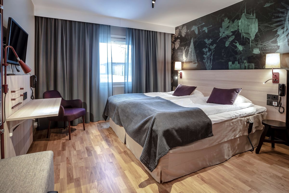 twin room | desk, blackout curtains, iron/ironing board, free cots/infant beds