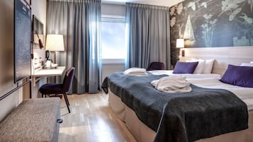 Superior-rum - 1 kingsize-säng | 1 sovrum, skrivbord, mörkläggningsgardiner och strykjärn/strykbräda