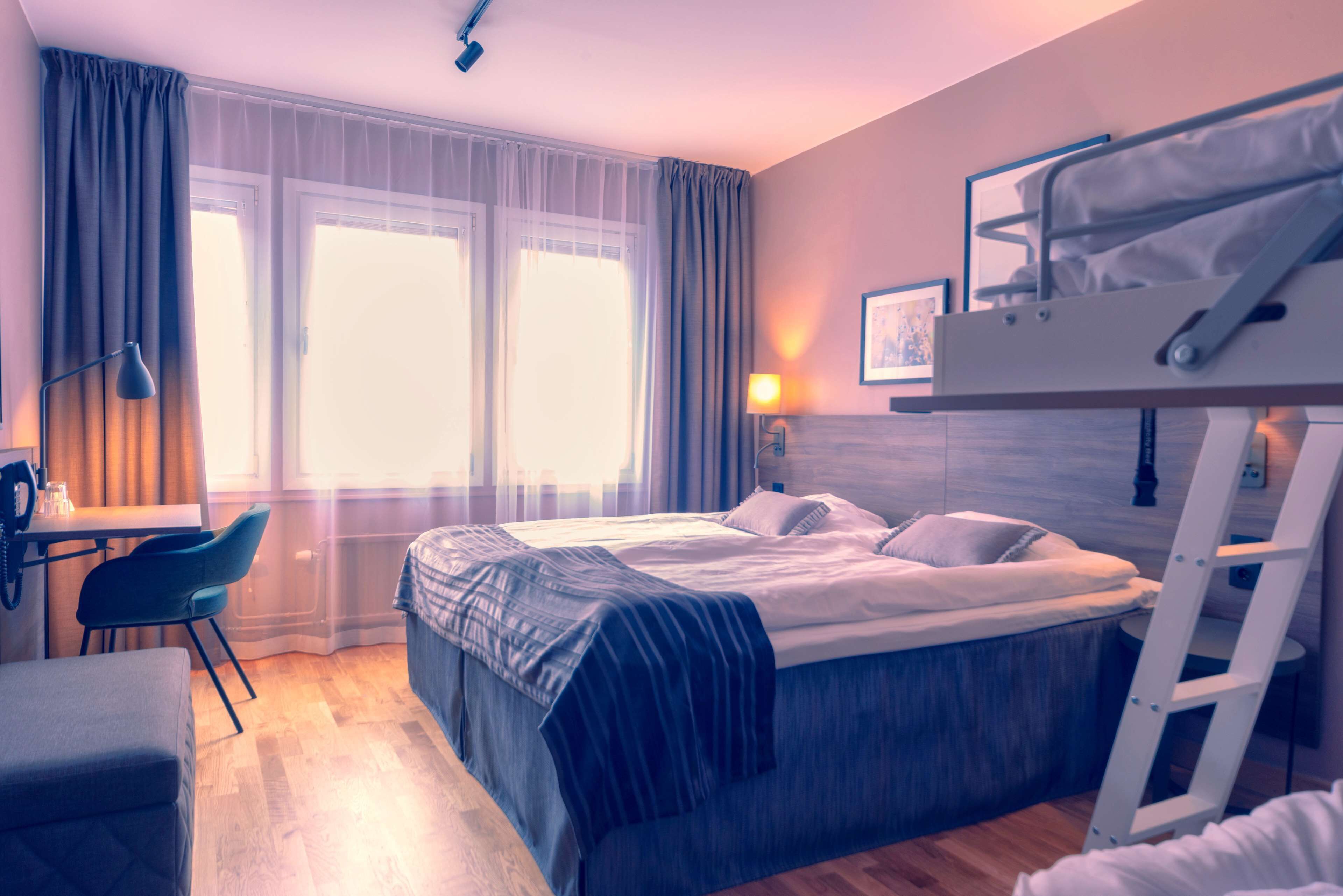 Familienzimmer (Four) | Schreibtisch, Bügeleisen/Bügelbrett, kostenlose Babybetten