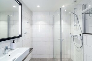 Shower, free toiletries, hair dryer, towels - Scandic Hallandia (Halmstad)