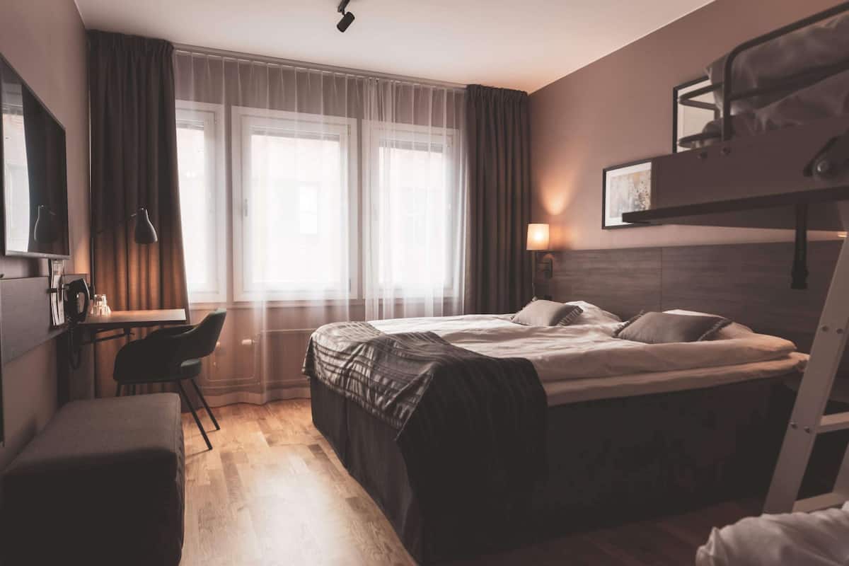 Escritorio, tabla de planchar con plancha y cunas gratuitas