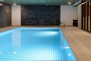 Una piscina cubierta