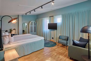 Escritorio, wifi gratis y ropa de cama 