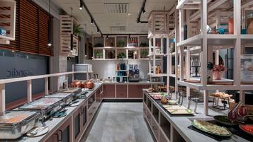 Desayuno buffet los fines de semana (SEK 179 por persona)