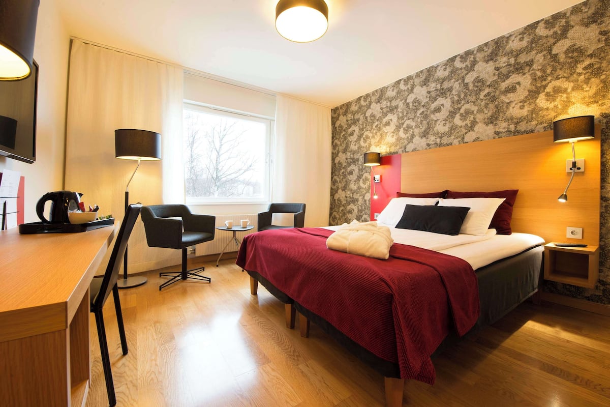 Room, 1 Queen Bed | In-room safe, desk, iron/ironing board, free WiFi