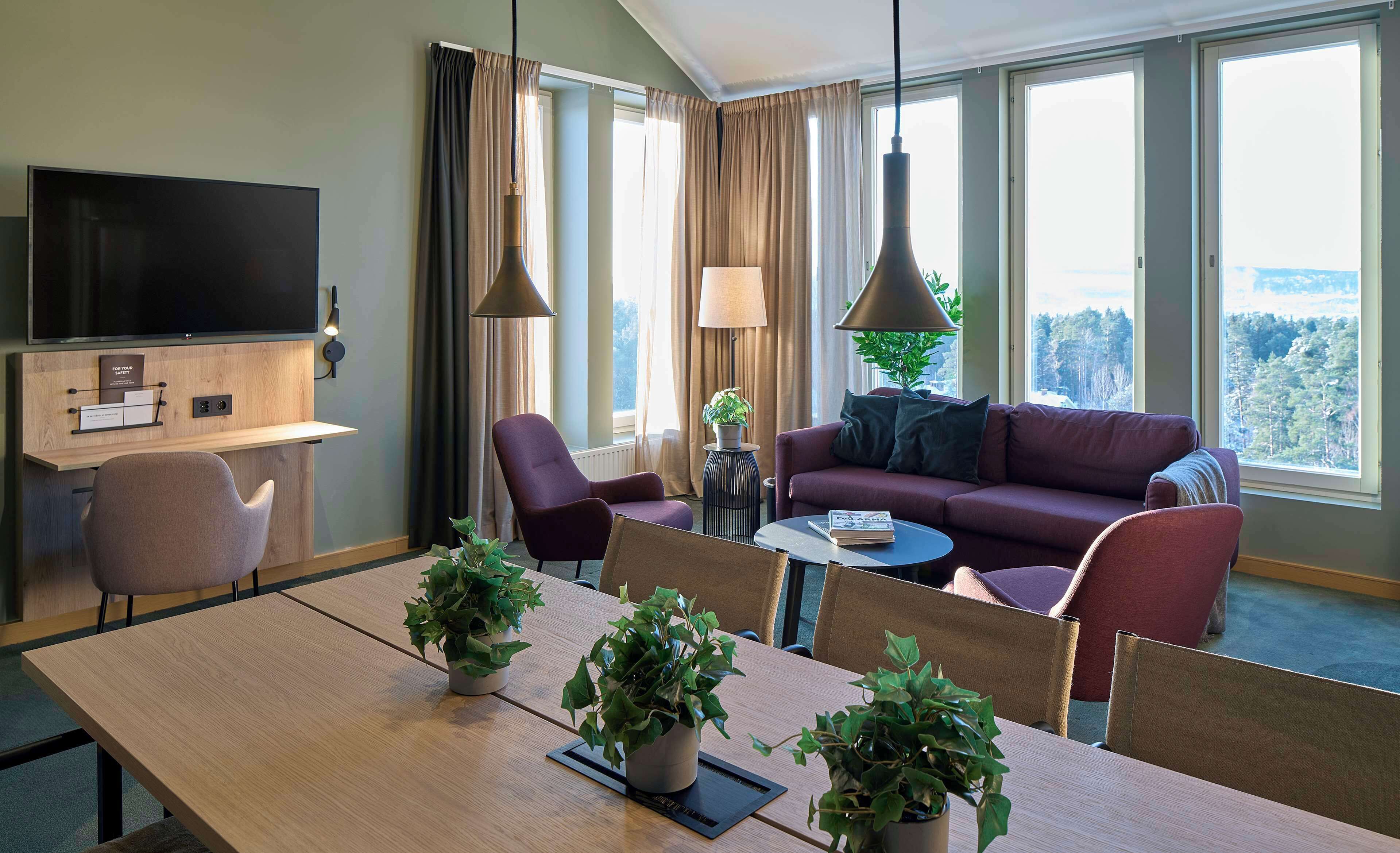 Junior suite, 1 kingsize bed met slaapbank | Een bureau, een strijkplank/strijkijzer, gratis babybedden, gratis wifi