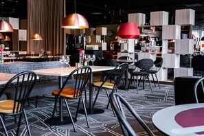 供應早餐、午餐及晚餐