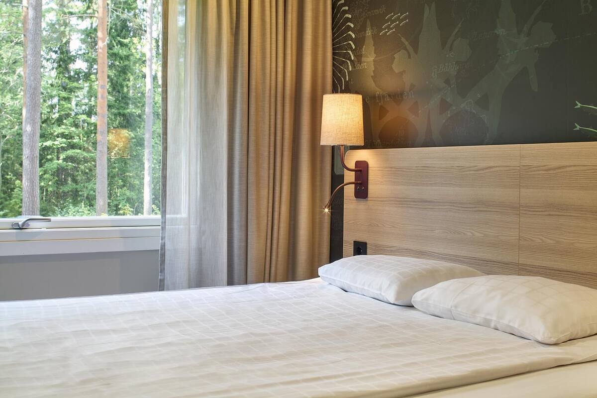 room, 1 queen bed | desk, blackout curtains, iron/ironing board, free cots/infant beds